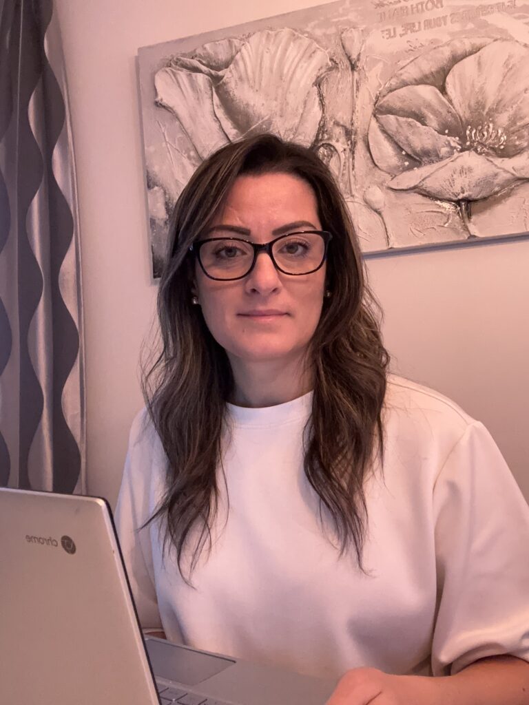 Manal Barake, skolledare och rektor, arbetar med reflektion och skolutveckling.